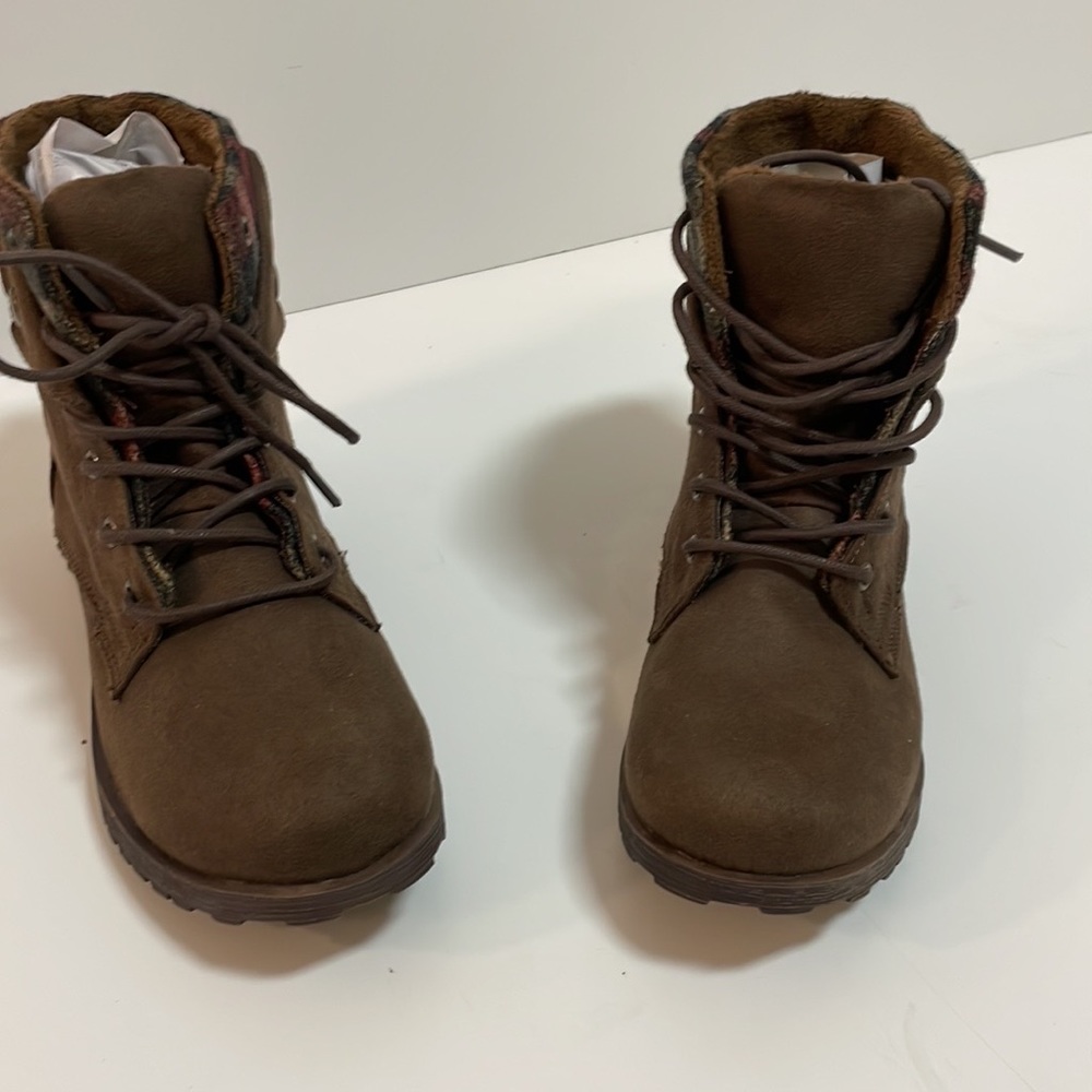 ROCK AND CANDY Tavin Lace-Up Boots